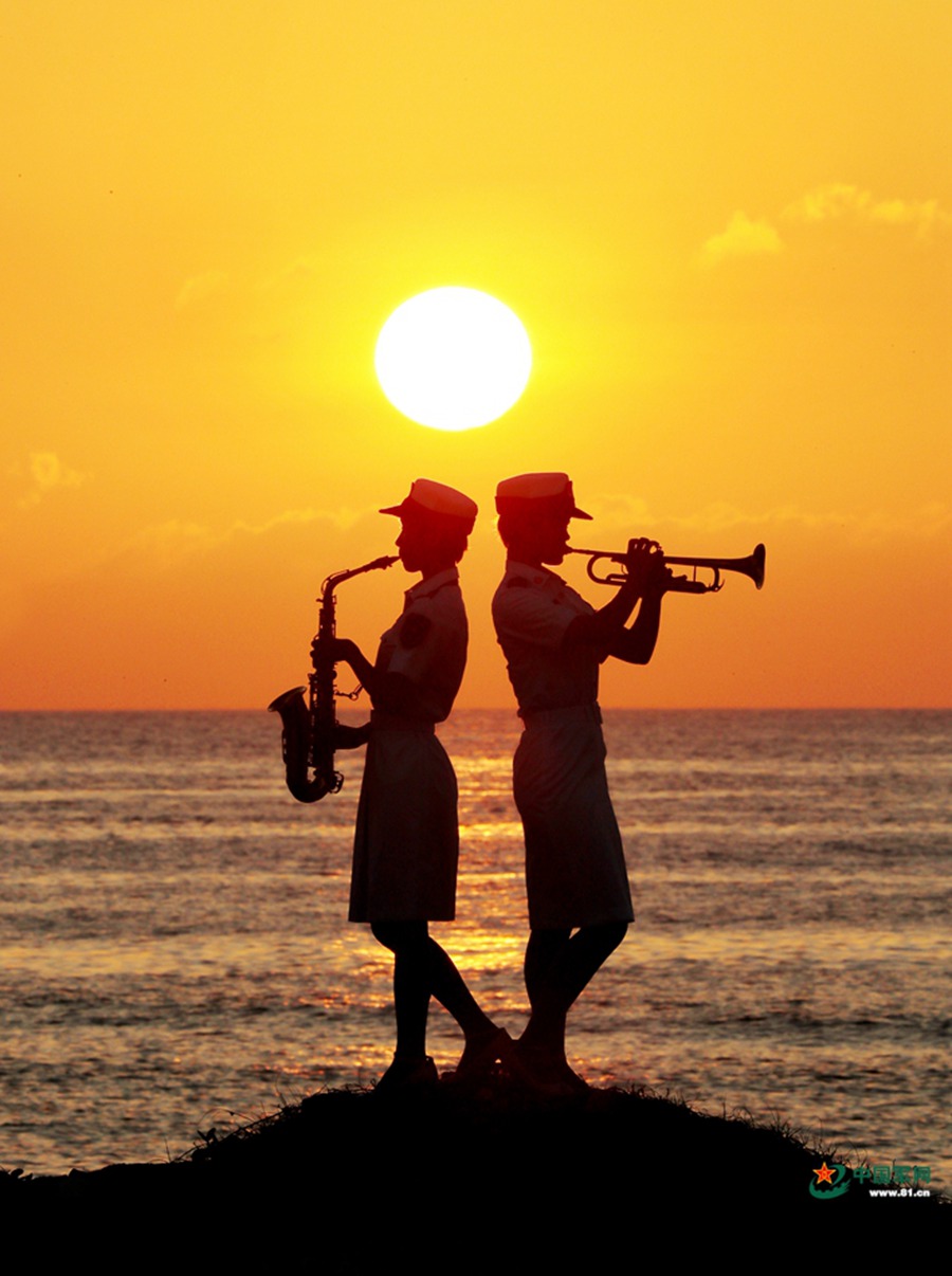 아름다운 여군들이 해변가에서 교향악 연주를 하고 있다. [촬영: 왕웨이둥(王衛東)]