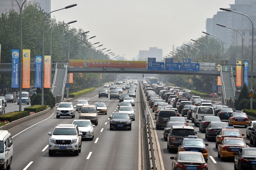 베이징 얼환(二環, 제2순환도로)에 설치된 현수막이 눈길을 사로잡는다.