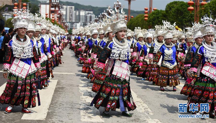 지난 18일 전통의상을 입은 타이장현 묘족 사람들이 퍼레이드 행렬에 참가했다. [촬영: 신화사 양원빈(楊文斌) 기자]