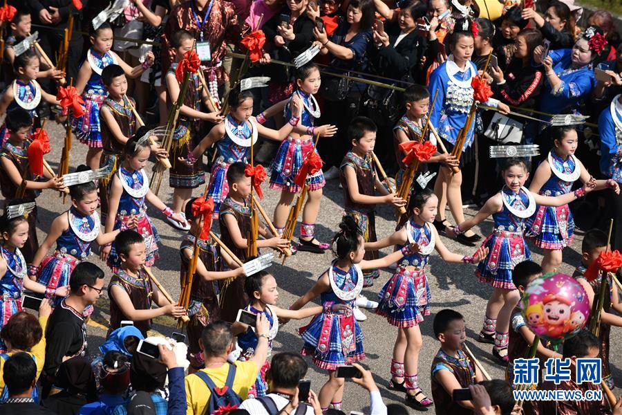 지난 18일 전통의상을 입은 타이장현 묘족 사람들이 퍼레이드 행렬에 참가했다. [촬영: 신화사 양원빈(楊文斌) 기자]