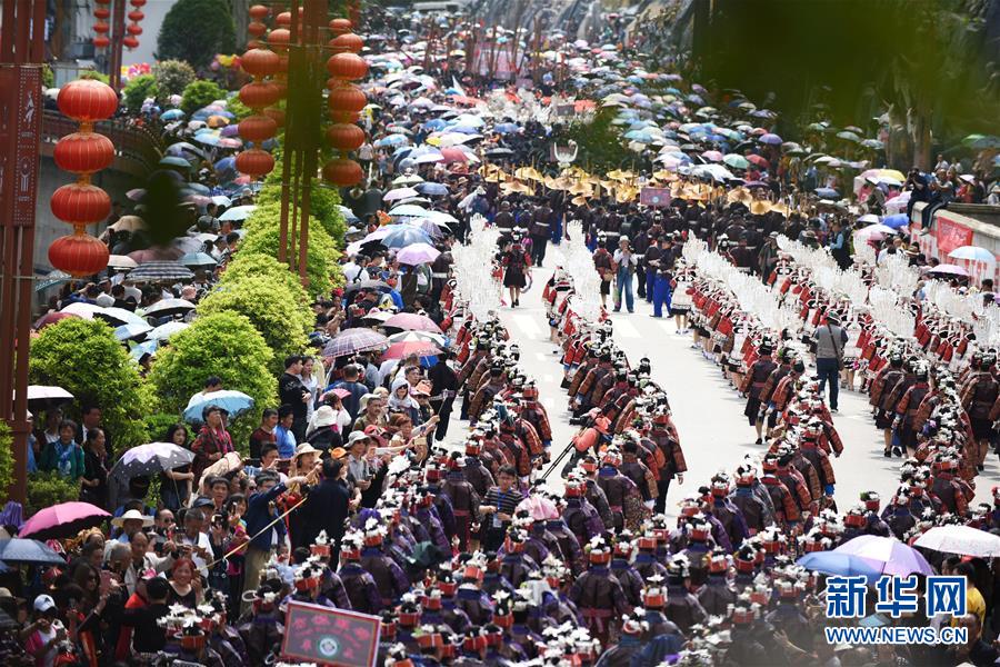 지난 18일 전통의상을 입은 타이장현 묘족 사람들이 퍼레이드 행렬에 참가했다. [촬영: 신화사 양원빈(楊文斌) 기자]