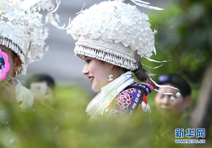 지난 18일 전통의상을 입은 타이장현 묘족 사람들이 퍼레이드 행렬에 참가했다. [사진 출처: 신화사/촬영: 어우양광린(歐陽光林)]