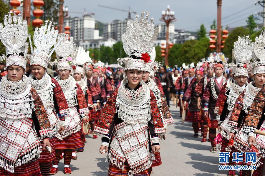 지난 18일 전통의상을 입은 타이장현 묘족 사람들이 퍼레이드 행렬에 참가했다. [촬영: 신화사 양원빈(楊文斌) 기자]
