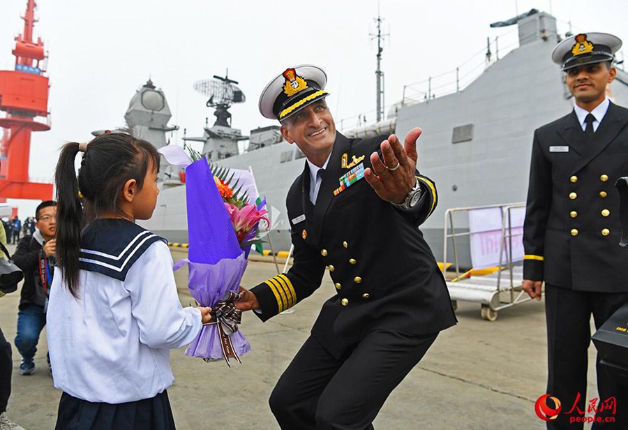 인도 해군 소속 콜카타호 미사일구축함이 칭다오(靑島)로 입항했고 군 대표가 꽃다발을 받고 있다. [촬영: 레이성(雷聲)]