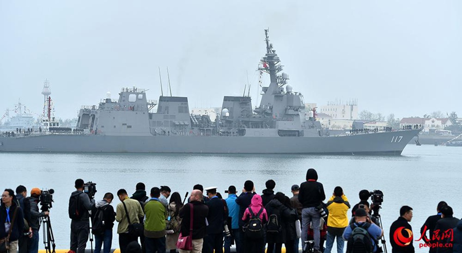 일본 해상자위대 소속 미사일구축함이 칭다오(靑島)로 입항하고 있다. [촬영: 레이성(雷聲)]