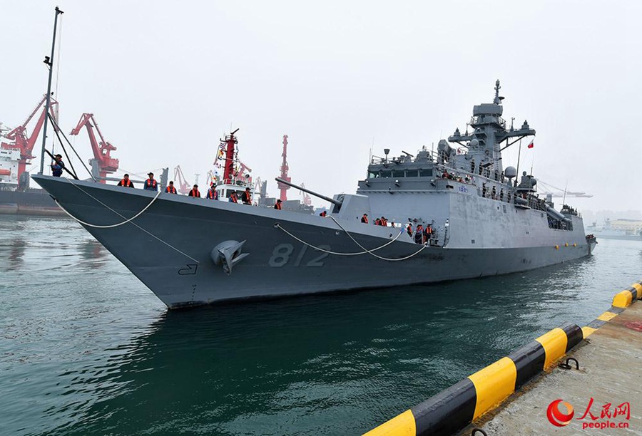 한국 해군 소속 미사일구축함이 칭다오(靑島)로 입항하고 있다. [촬영: 레이성(雷聲)]