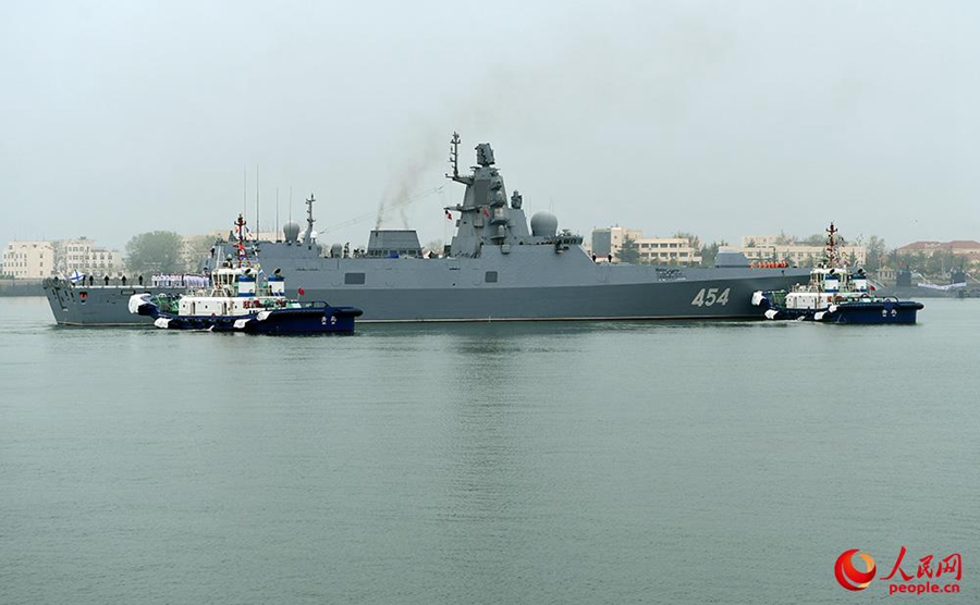 러시아 해군 소속 미사일구축함이 칭다오(靑島)로 입항하고 있다. [촬영: 레이성(雷聲)]
