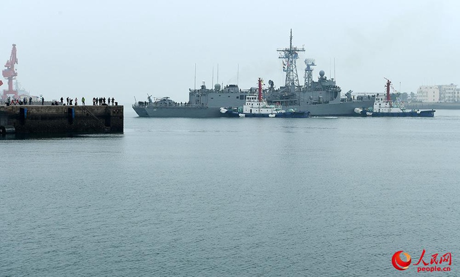 호주 해군 소속 미사일구축함이 칭다오(靑島)로 입항하고 있다. [촬영: 레이성(雷聲)]