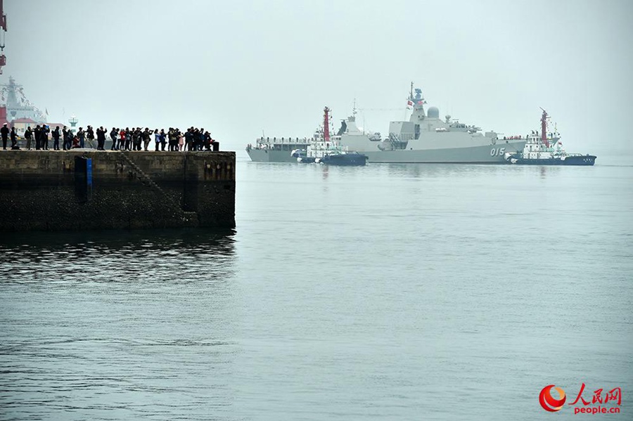 내외신 기자들은 외국 해군 함정들이 칭다오(靑島)로 입항하는 모습을 촬영하고 있다. [촬영: 레이성(雷聲)]