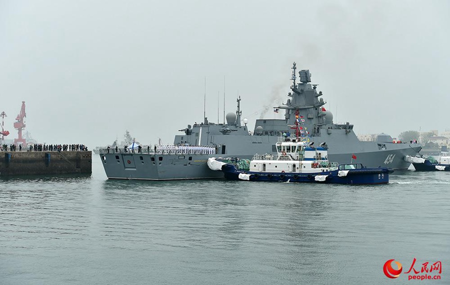 러시아 해군 소속 미사일구축함이 칭다오(靑島)로 입항하고 있다. [촬영: 레이성(雷聲)]