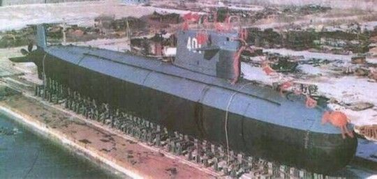2. 중국 최초 핵잠수함 연구•개발 1970년 12월 26일 중국 최초 핵잠수함 진수식이 거행됐다. 1971년 8월 22일 중국 최초 핵잠수함은 핵동력으로 시범해역을 통과했다. 1974년 8월 1일 중국 최초 공격용 핵잠수함은 ‘창정(長征) 1호’라고 명명됐다. 함호는 401로 정식 해군에 편입됐다.