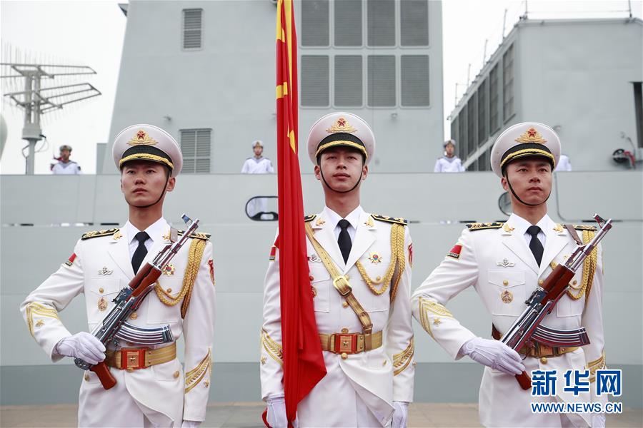 중국인민해방군 해군 의장대 사열 장면 [촬영: 신화사 리강(李剛) 기자]