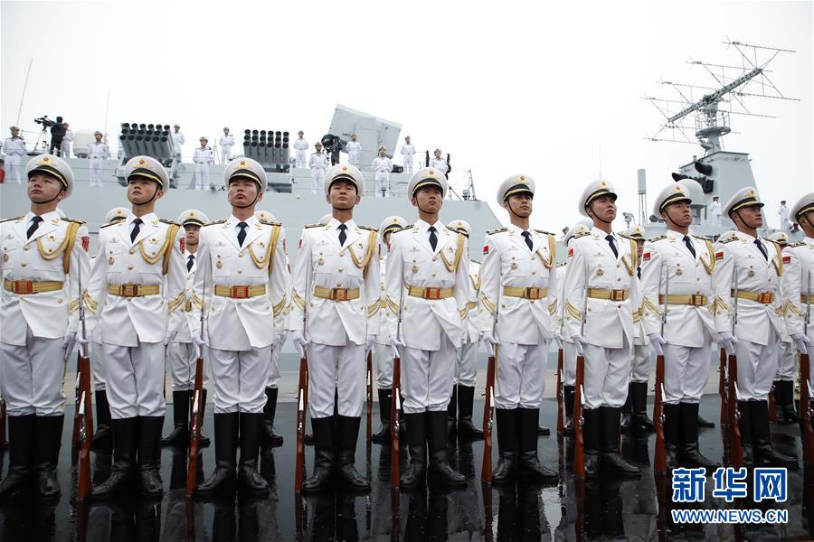 중국인민해방군 해군 의장대 사열 장면 [촬영: 신화사 리강(李剛) 기자]