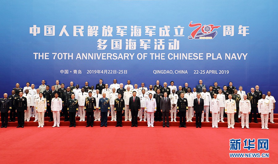 면담에 앞서 시진핑(習近平) 주석은 중국인민해방군 해군 창설 70주년 국제관함식에 참석한 외국 대표단 단장들과 기념사진을 촬영했다. [촬영: 신화사 리강(李剛) 기자]