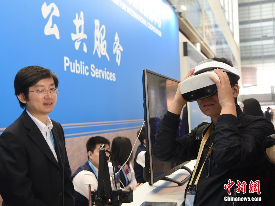 한 기자가 가상현실(VR)을 체험하고 있다. [촬영: 중국신문사 허우위(侯宇) 기자]
