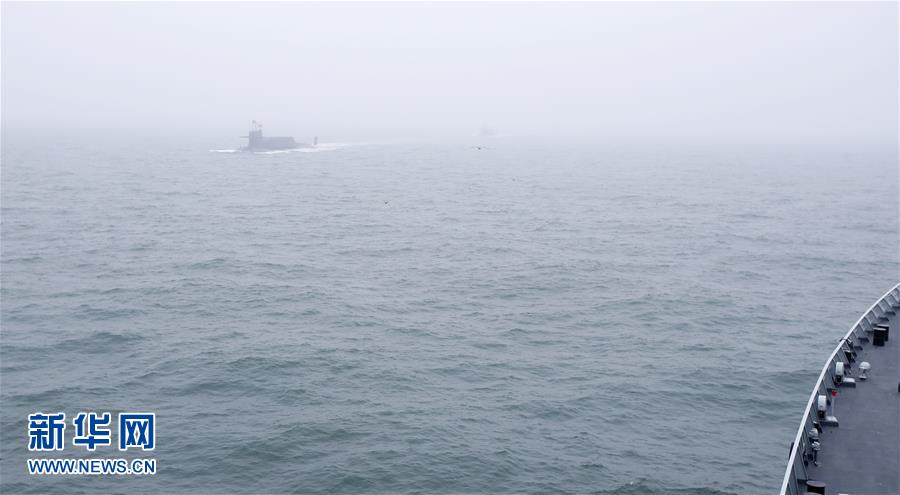 중국 신형 핵잠수함이 사열을 받고 있다. [촬영/신화사 리강(李剛) 기자]