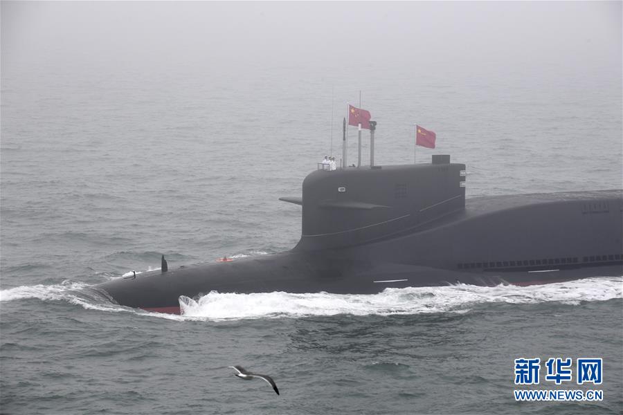 중국 신형 핵잠수함이 사열을 받고 있다. [촬영/신화사 리쯔헝(李紫恒) 기자]
