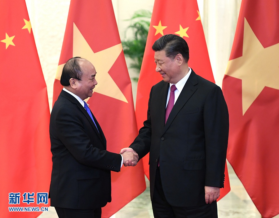 25일, 시진핑(習近平) 국가주석이 베이징 인민대회당에서 응웬 쑤언 푹 베트남 총리를 만났다. [촬영: 신화사 인보구(殷博古) 기자]