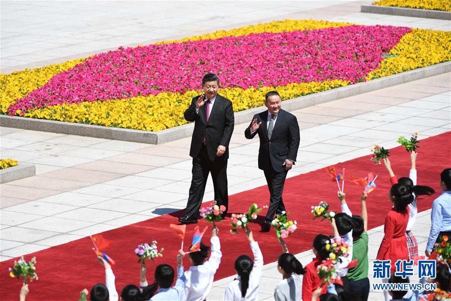 회담 전, 시진핑(習近平) 주석이 인민대회당 동문 밖 광장에서 칼트마 바툴가 몽골 대통령을 위한 환영식을 열었다. [촬영: 신화사 인보구(殷博古) 기자]