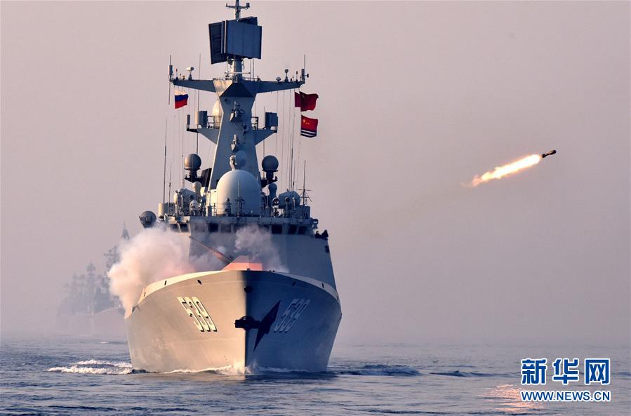 지난 3일, 중국 해군 미사일 호위함이 연합 잠수정 훈련에서 미사일을 발사했다. [촬영: 신화사 리쯔헝(李紫恒) 기자]