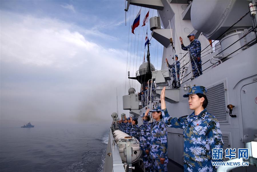 지난 4일, 중국 해군 린이함(臨沂艦) 소속 대원들이 손을 들어 러시아 함선에 작별 인사를 했다. [촬영: 신화사 리쯔헝(李紫恒) 기자]