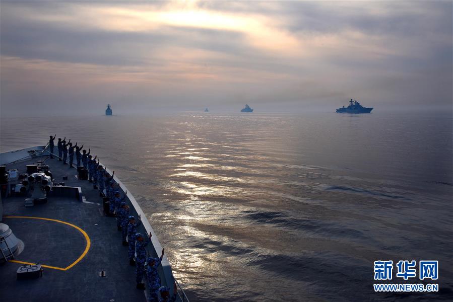 지난 4일, 중국 해군 린이함(臨沂艦) 소속 대원들이 손을 들어 러시아 함선에 작별 인사를 했다. [촬영: 신화사 리쯔헝(李紫恒) 기자]