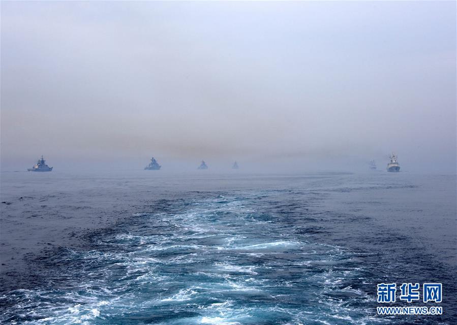 지난 4일, 중국-러시아 함선이 분항식에 참석했다. [촬영: 신화사 리쯔헝(李紫恒) 기자]