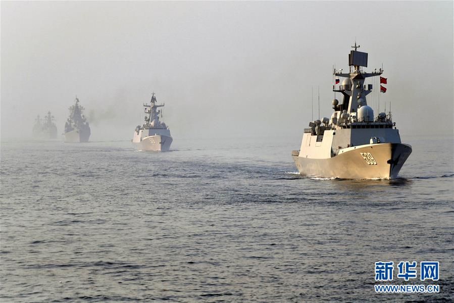 지난 3일, 연합 잠수정 훈련에 참가한 군함이 편대를 이루고 항해했다. [촬영: 신화사 리쯔헝(李紫恒) 기자]