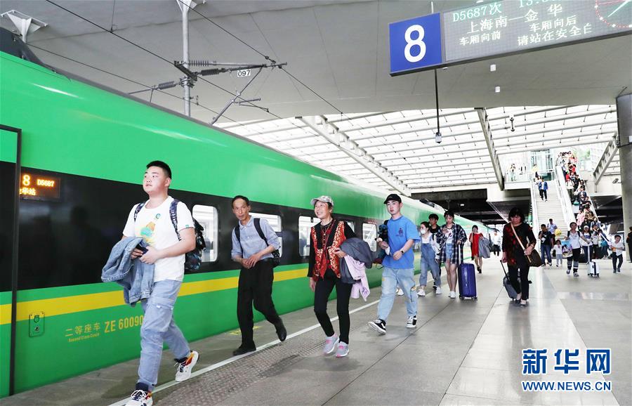 5월 4일, 관광객들이 상하이남역에서 진화(金華)로 향하는 D5687호 열차에 탑승하고 있다. [촬영: 신화사 팡저(方喆) 기자]
