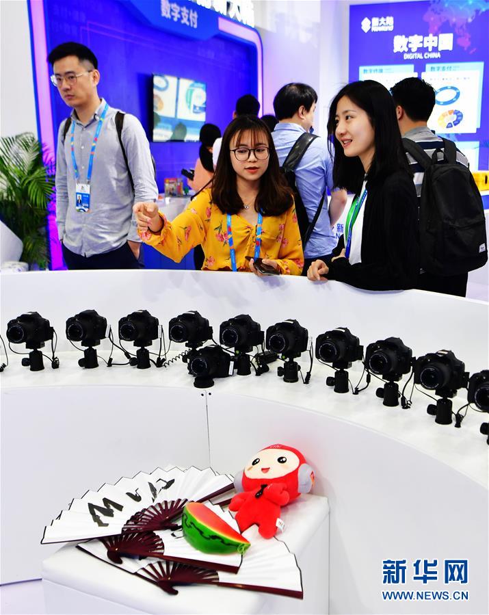 5월 6일, 제2회 디지털 차이나 서밋에서 참관객들이 파노라마 사진 기술 시연을 관람하고 있다. [촬영: 신화사 웨이페이취안(魏培全) 기자]