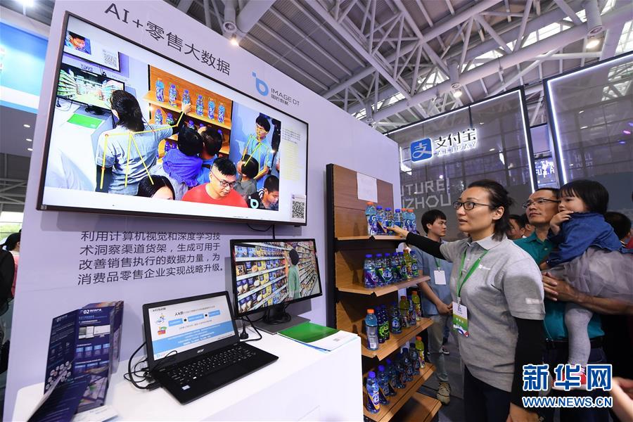 5월 6일, 제2회 디지털 차이나 서밋에서 광저우(廣州) 모 회사 직원(왼쪽)이 AI 소비자 식별에 대해 설명하고 있다. [촬영: 신화사 린산촨(林善傳) 기자]
