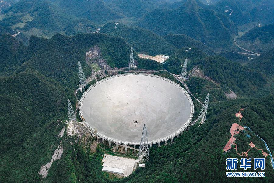 구이저우(貴州)에 위치한 중국 최대 전파망원경 ‘톈옌(天眼•하늘의 눈•FAST)’-직경 500m [2018년 9월 10일 드론 촬영: 신화사 어우둥취(歐東衢) 기자]