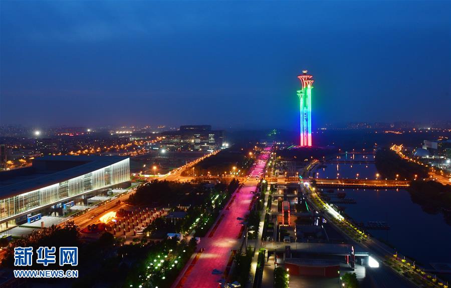올림픽타워 조명이 눈부시게 빛나는 모습(촬영 날짜: 5월 14일) [사진 출처: 신화사(新華社)/촬영: 리허(李賀)]