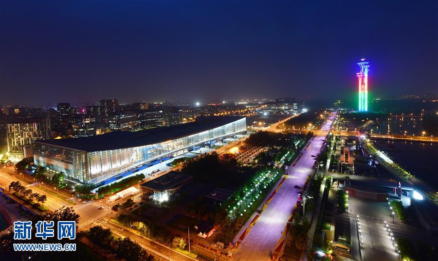5월 14일 국가회의센터와 올림픽타워 조명이 어우러져 빛나는 모습[사진 출처: 신화사(新華社)/촬영: 리허(李賀)]