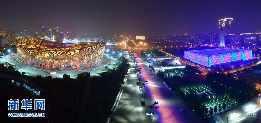 5월 14일 냐오차오(鳥巢, 올림픽 주경기장)와 수이리팡(水立方, 중국 베이징 국가수영센터) 조명이 눈부시게 빛나는 모습[사진 출처: 신화사(新華社)/촬영: 리허(李賀)]