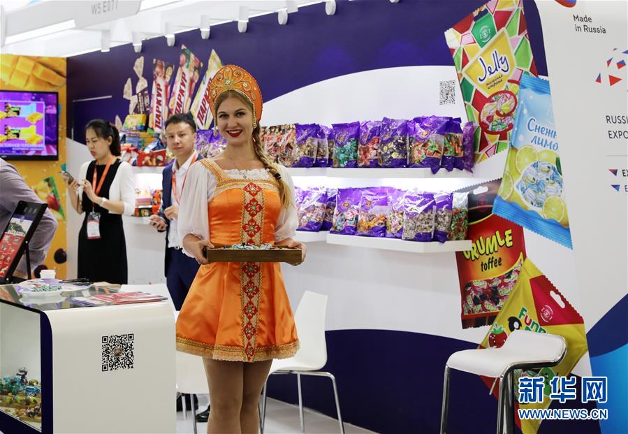 5월 14일 러시아 사탕 업체가 부스에서 제품을 소개하고 있다. [촬영: 신화사 팡저(方喆) 기자]