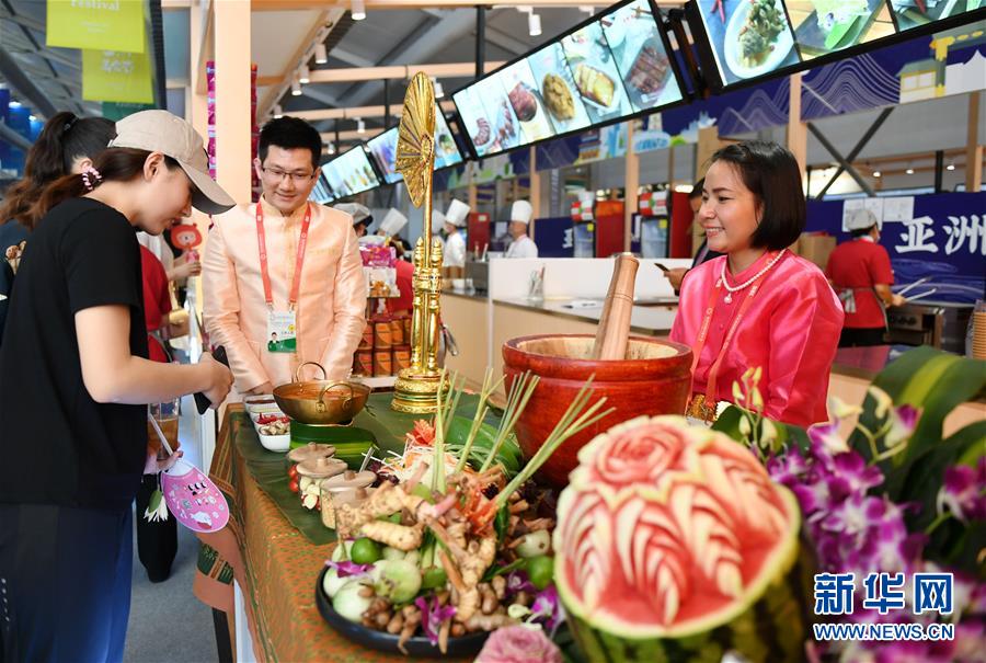 5월 16일 관람객이 베이징 올림픽 공원에서 태국 특색 요리를 구경하고 있다. [촬영: 신화사 장천린(張晨霖) 기자]