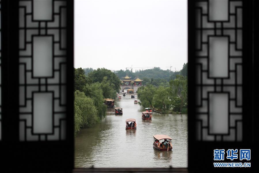 장쑤(江蘇) 양저우(揚州) 서우시후(瘦西湖) 관광지에서 배를 타는 관광객들 [사진 출처=신화사]