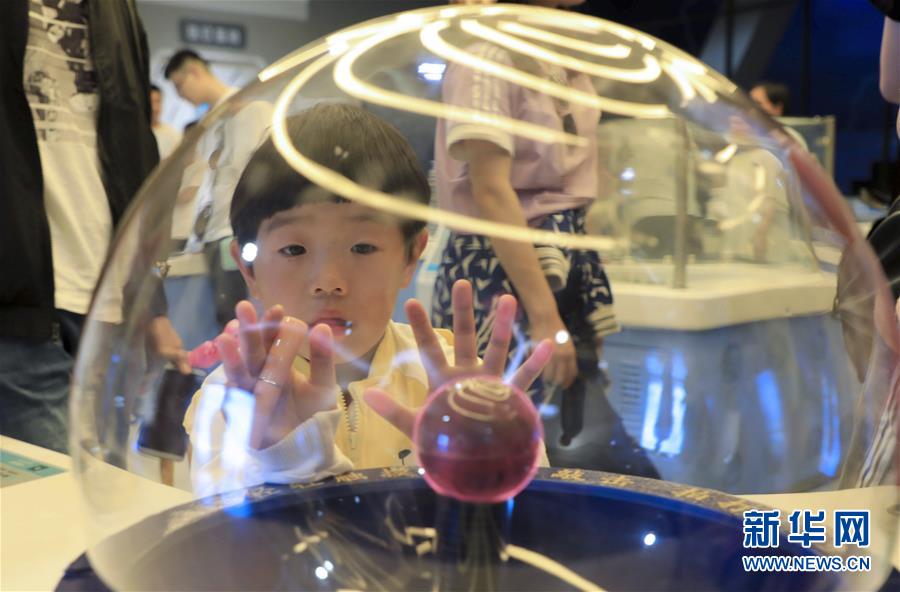 한 어린이가 산둥(山東)성 빈저우(濱州)시 과학기술 체험관에서 ‘글로 방전’ 실험을 하고 있다. [사진 출처=신화사]