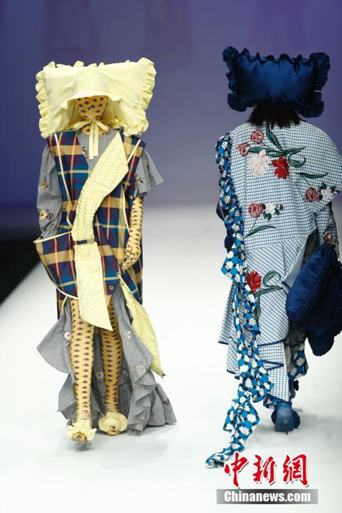 모델들이 디자이너가 제작한 의상을 입고 런웨이를 걷고 있다. [촬영: 중국신문사 성자펑(盛佳鵬) 기자]