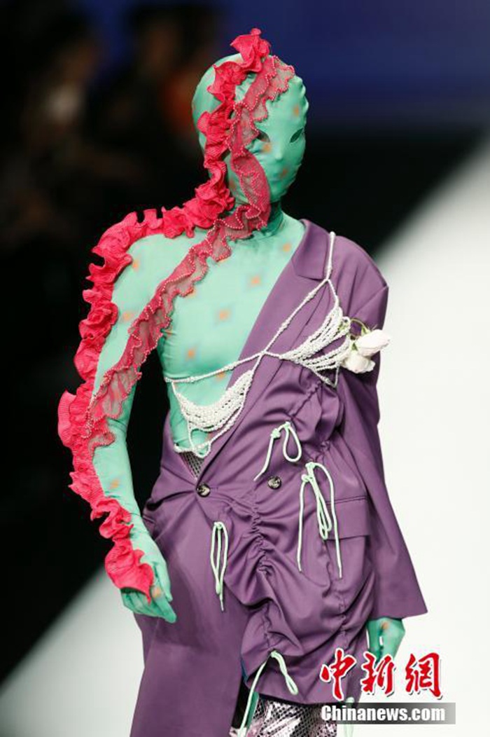 모델이 디자이너가 제작한 의상을 입고 런웨이를 걷고 있다. [촬영: 중국신문사 성자펑(盛佳鵬) 기자]