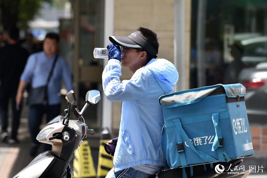 5월 22일 베이징에 폭염주의보가 발령됐다. 대다수 시민들은 양산, 모자, 선글라스로 무장하고 외출을 했다.