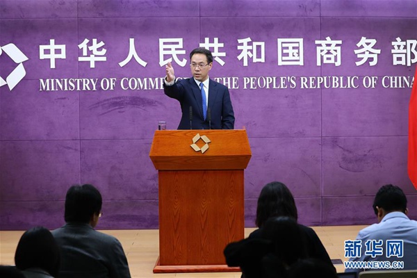 가오펑(高峰) 중국 상무부 대변인이 23일 정례브리핑에서 기자들의 질문을 받고 있다. [사진 출처=신화망]