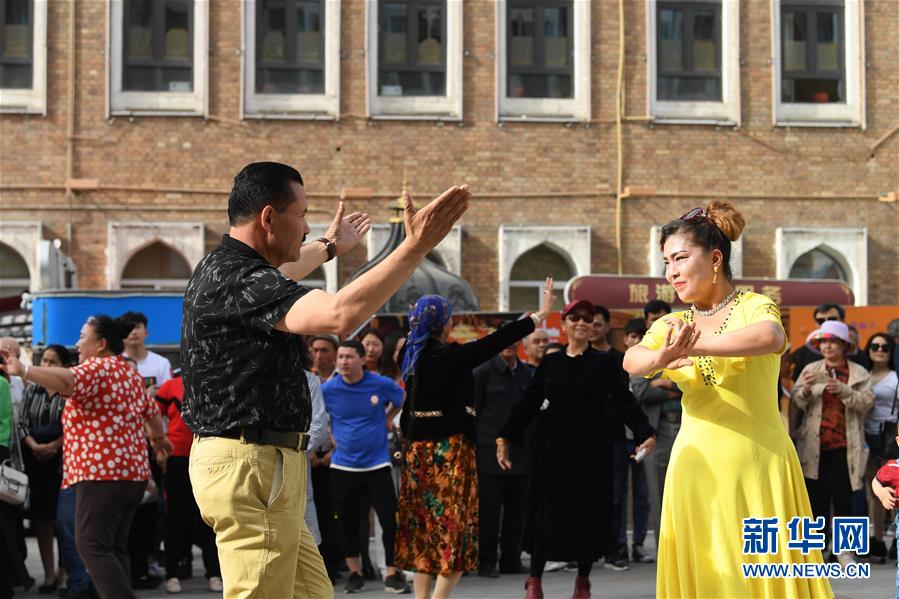 우루무치(烏魯木齊) 국제 그랜드 바자르에서 흘러나온 음악에 춤추는 사람들  [사진 출처=신화사]