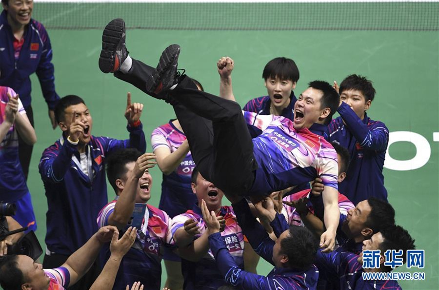 지난 26일 중국팀 선수들은 우승의 축하 표시로 경기 후에 샤쉬안저(夏煊澤) 감독을 번쩍 들어 위로 올렸다. [사진 출처: 신화사]