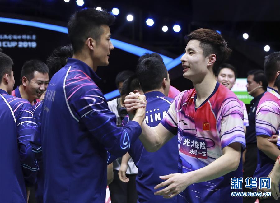 지난 26일 중국팀 스위치(石宇奇) 선수(오른쪽)와 팀원 천룽(諶龍•왼쪽)은 경기를 마친 후에 악수를 하고 있다. [사진 출처: 신화사]