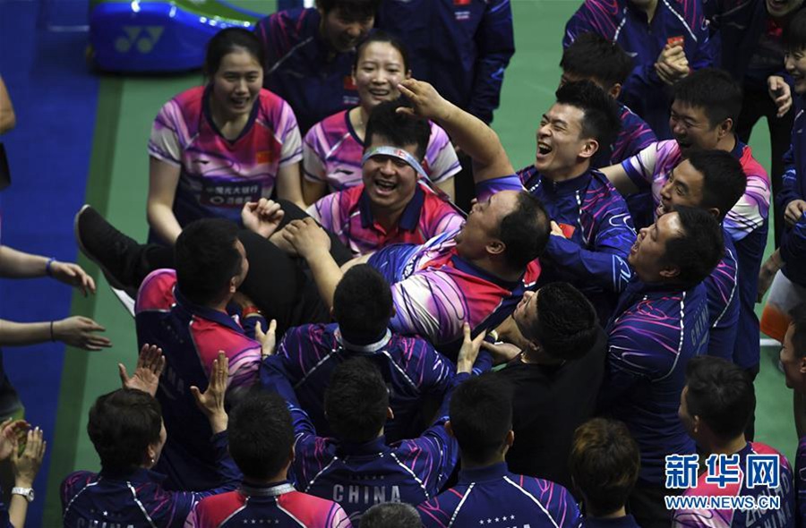 지난 26일 중국팀 선수들은 경기 후에 장쥔(張軍) 감독을 위로 던져 우승을 축하하고 있다. [사진 출처: 신화사]