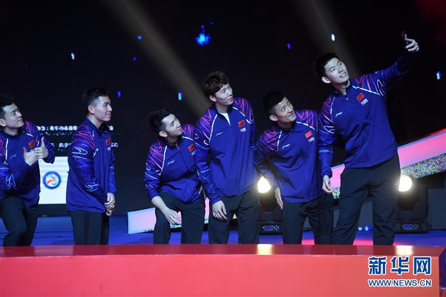 지난 26일 중국팀 류위천(劉雨辰) 선수(오른쪽에서 첫번째)는 팀원들과 시상식에서 단체사진을 찍고 있다. [사진 출처: 신화사]