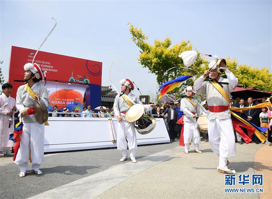 지난 25일 한국 공연팀이 2019 베이징 세계문예박람회 ‘한국의 날’ 기념 행사에서 사물놀이 공연을 선보이고 있다. [사진 출처=신화망]
