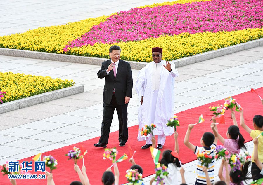 회담 전, 시진핑(習近平) 주석은 인민대회당 동문 밖 광장에서 이수프 대통령을 위한 환영식을 개최했다. [사진 출처: 신화망]